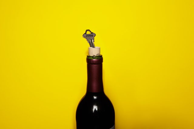 otváranie vína kľúčom