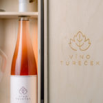 Dreveny-box-na-vino-s-poharom